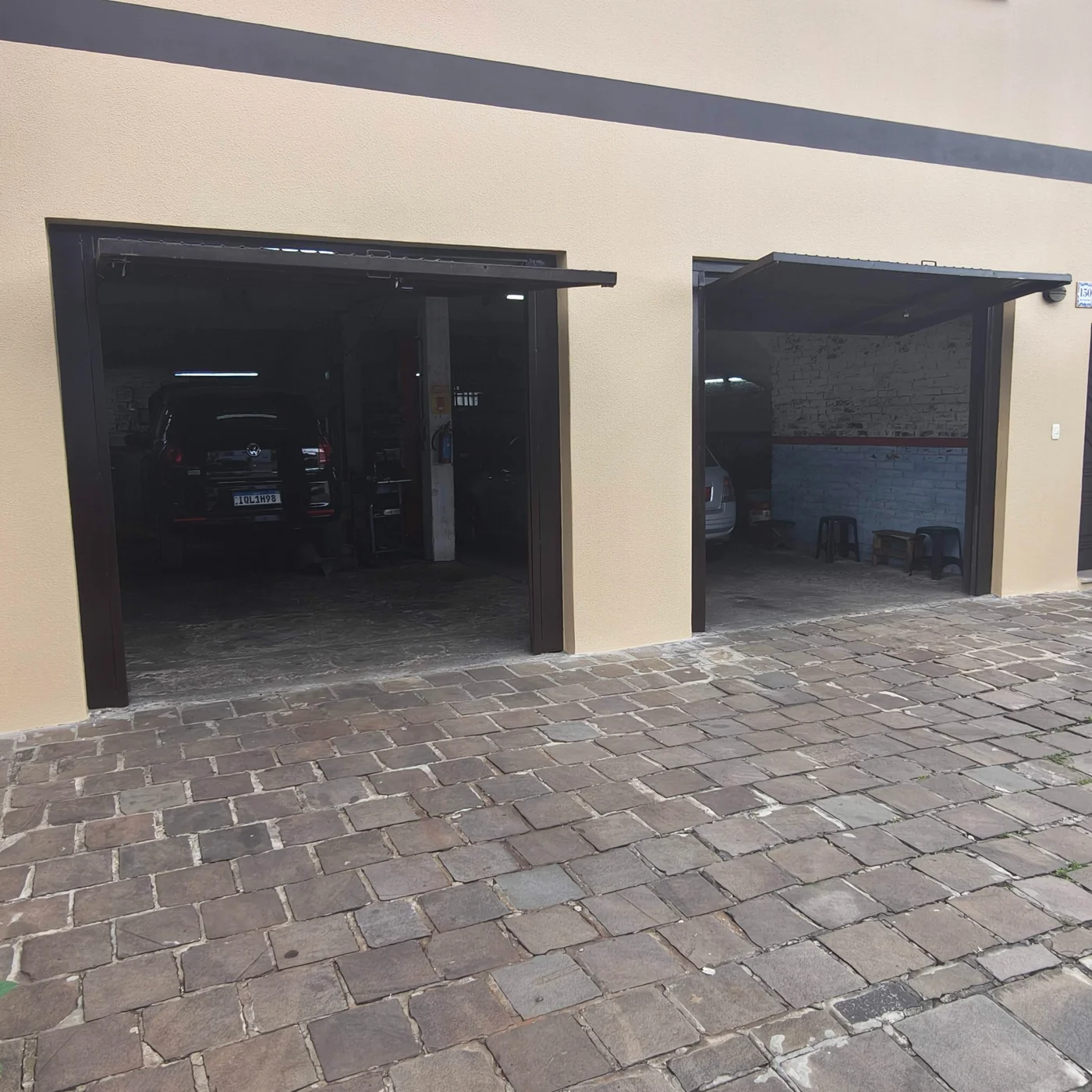 Fachada real da Oficina Roberto, com as duas entradas na Rua Pedro Moré, 150